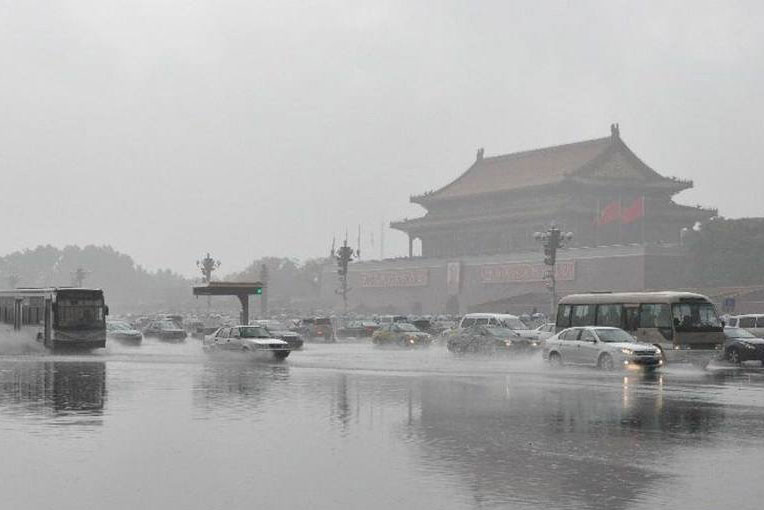 1532334108894850.jpg 天安门暴雨.jpg